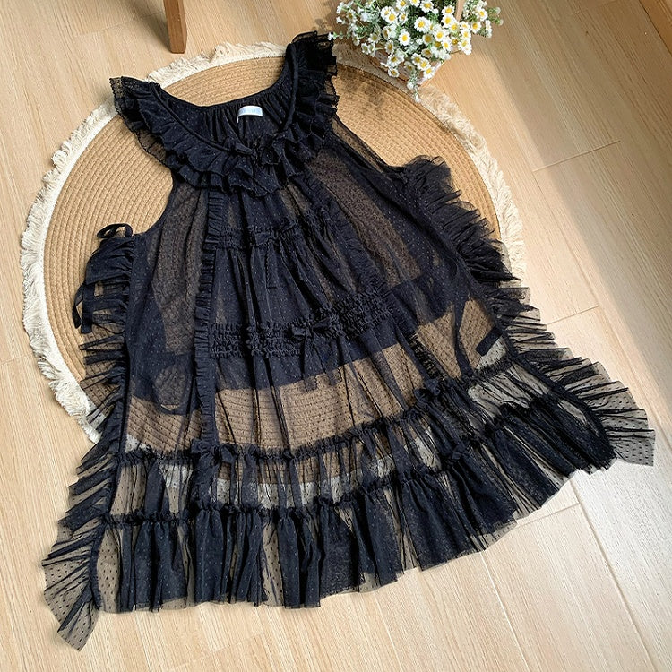 Schwarze Schleife, Punkte, Tülldetails, Rüschen, rosa Hausbesatz, Stil und Überkleid