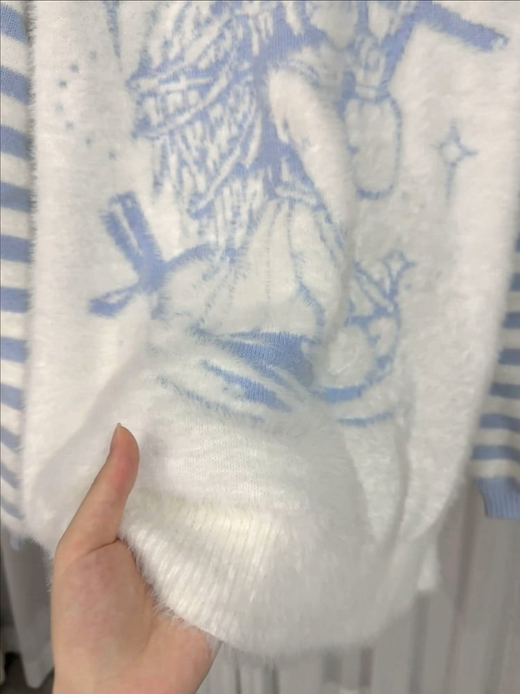 Tenshi Kaiwai – Lockerer Pullover mit V-Ausschnitt und blau-weißem Engel-Print