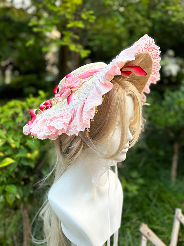 Rosa Lolita-Strohhut mit Schleife, Rüschenbesatz und Perlen und Erdbeeranhänger