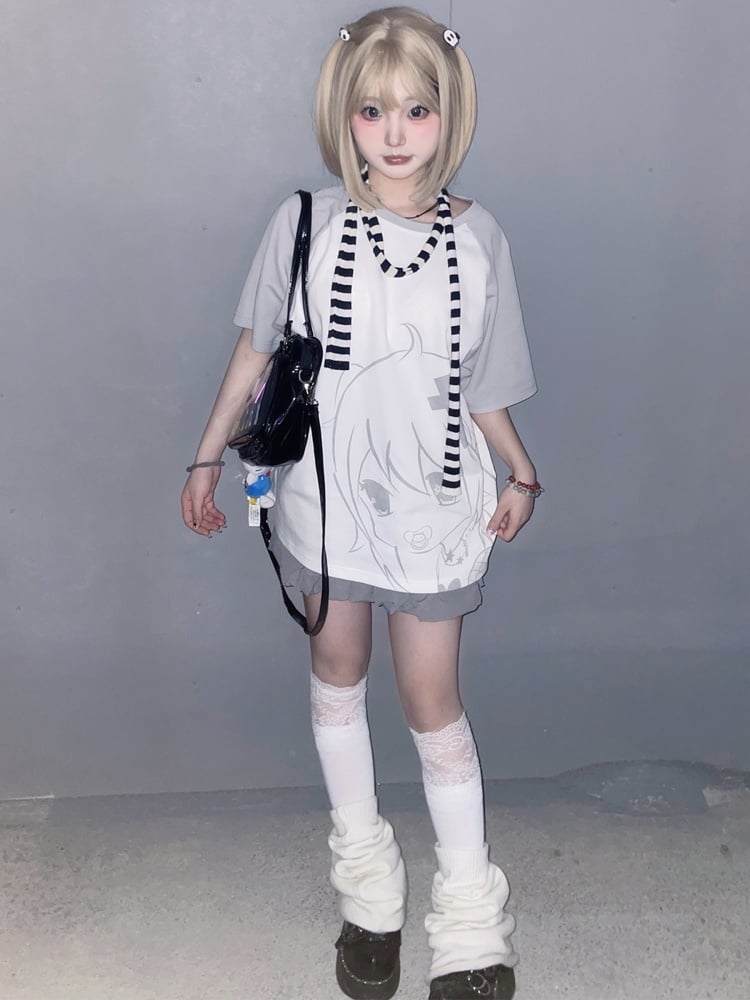 ライトグレーの闇かわいいTシャツ
