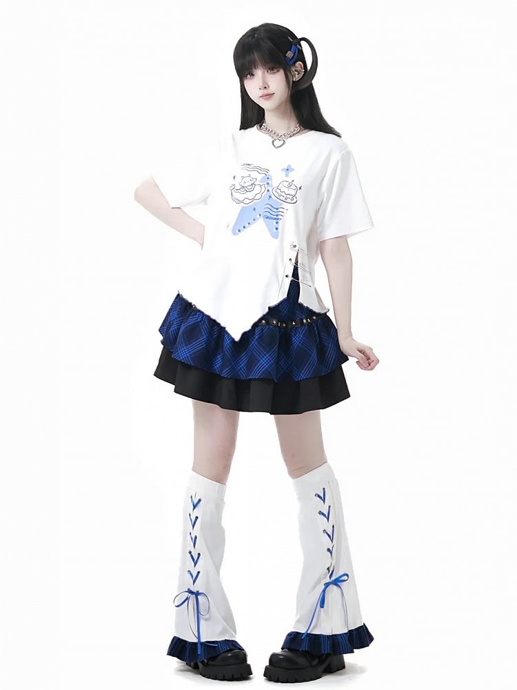 Asymmetrischer gewellter Saum, Schlitzdetails, weißer Saum, T-Shirt, blauer Quallen-Print, Anstecknadel