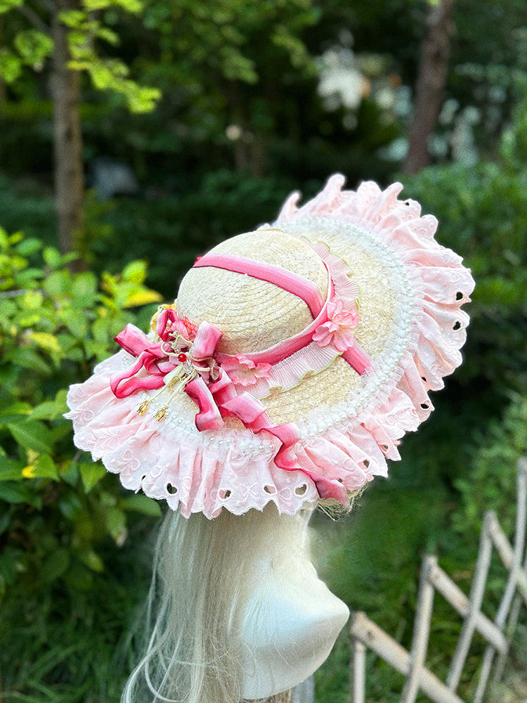 Rosa Lolita-Strohhut mit Schleife, Rüschenbesatz und Perlen und Erdbeeranhänger