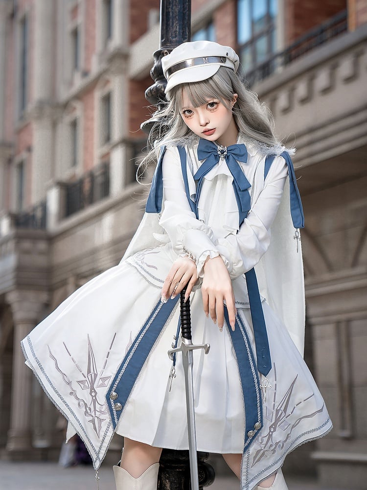 Weißes und blaues Militär-Lolita-Outfit, langärmliges Oberteil, hoch taillierter Rock