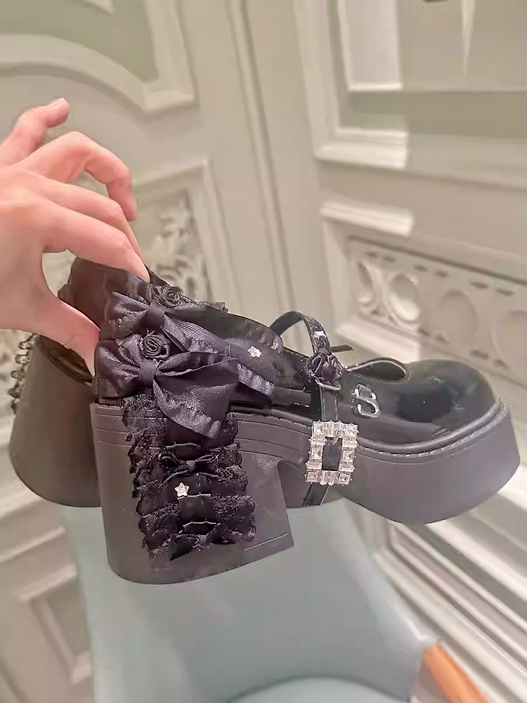 Polierte schwarze Mary Janes mit Strassschnalle und Blumenmuster und Blockabsatz