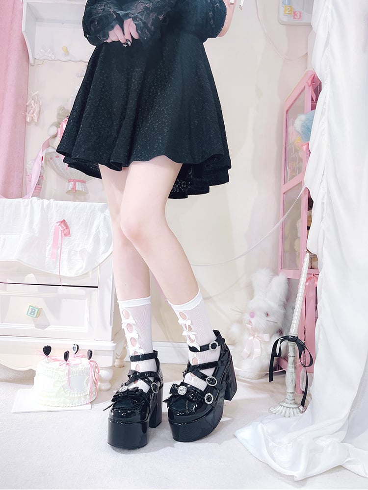 Polierte schwarze Jirai Kei Plateau-High-Block-Pumps mit Schleife und Strass