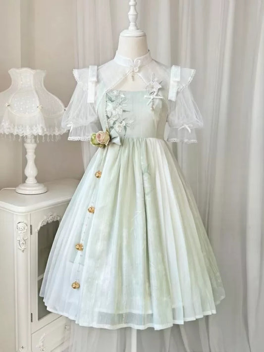 Gebändertes grünes Kleid mit Blumenstickerei und weißem Kragen +