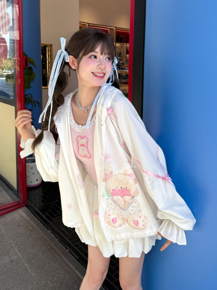 Sonnenschutz-Kapuzenjacke mit entzückendem Bären-Print und Kordelzug am Saum in Weiß