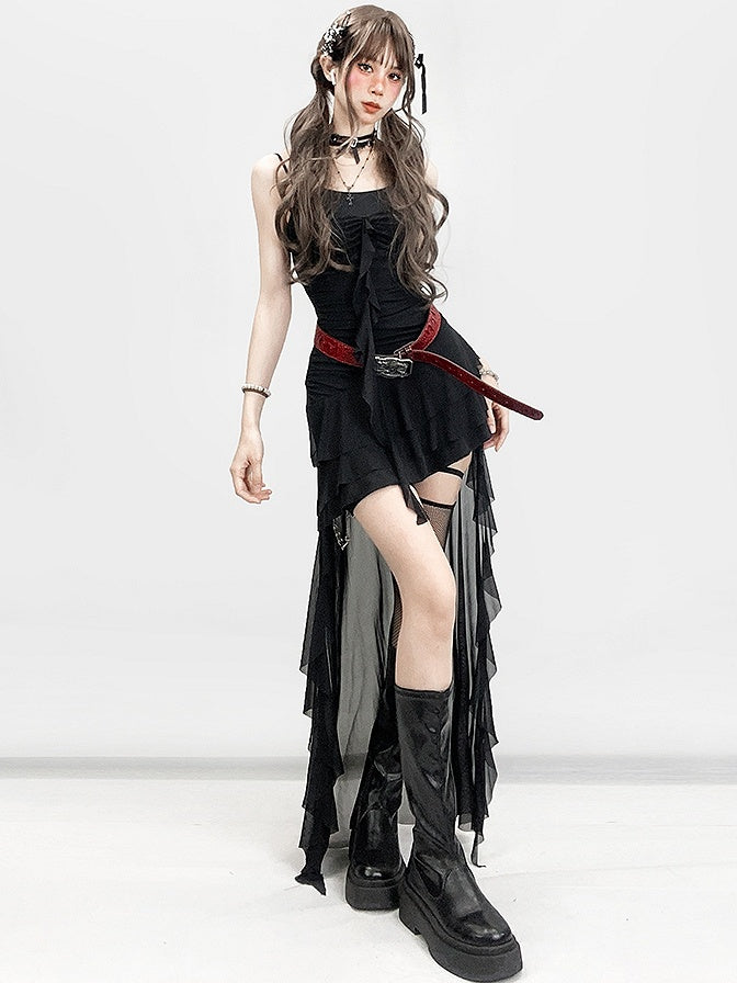 ハイローエッジのグラマラスなブラックデザイン、ほろ苦いダブルキャミフリルドレスディテール