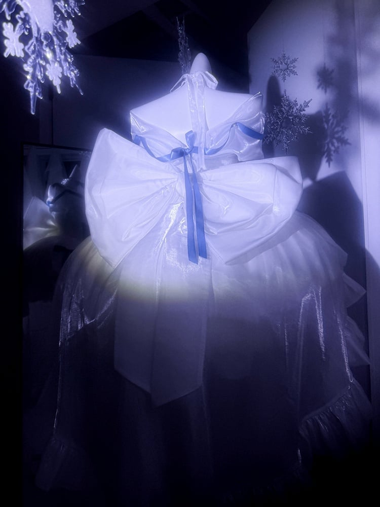 Weißes Prinzessinnen-Kleid mit Basken-Taille, blauen Schleifen und großer Schleifenschleppe