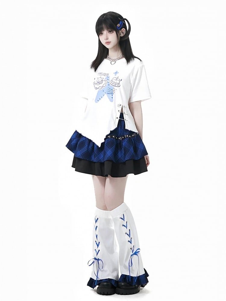 Asymmetrischer gewellter Saum, Schlitzdetails, weißer Saum, T-Shirt, blauer Quallen-Print, Anstecknadel