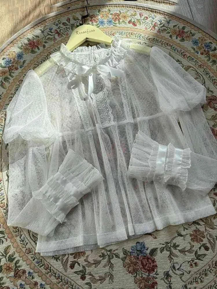 Weiße transparente Bluse mit Rüschenausschnitt und Juliette-Ärmeln