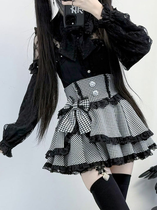 Illusionsdesign-Hals mit funkelnden Jirai-Strasssteinen in Schwarz, Bluse mit Kei-Knöpfen