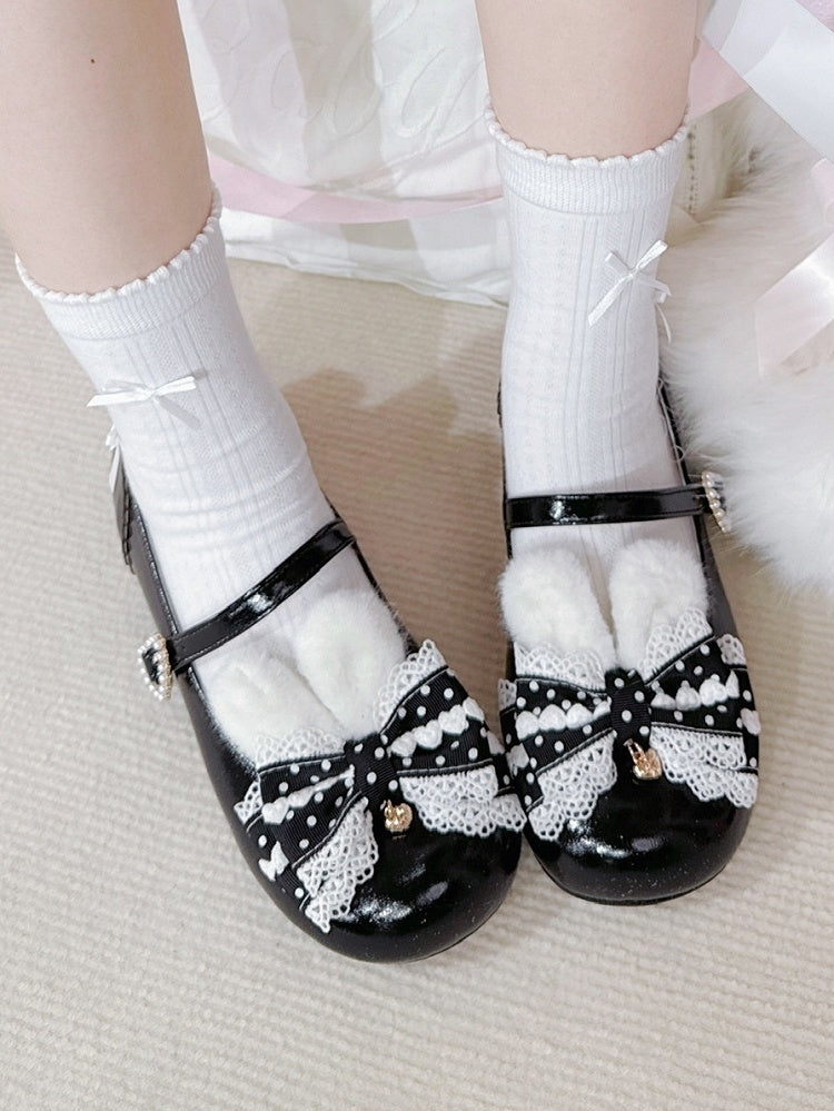 Süße Schleife am schwarzen Mary Jane Top mit Lolita-Schuhen