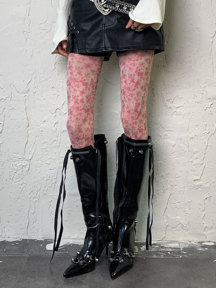 Rosenrote Strumpfhose mit Blumenmuster im Y2K-Stil