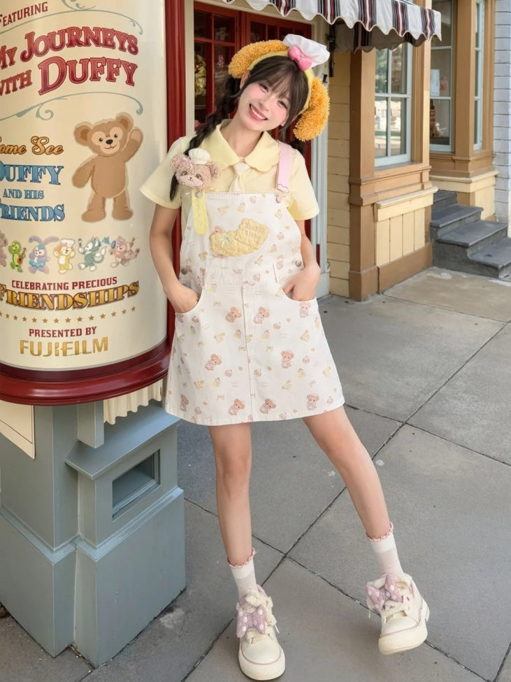 クマの刺繍アップリケ付きホワイトぬいぐるみクッキーとプリント総柄オーバーオールスカート