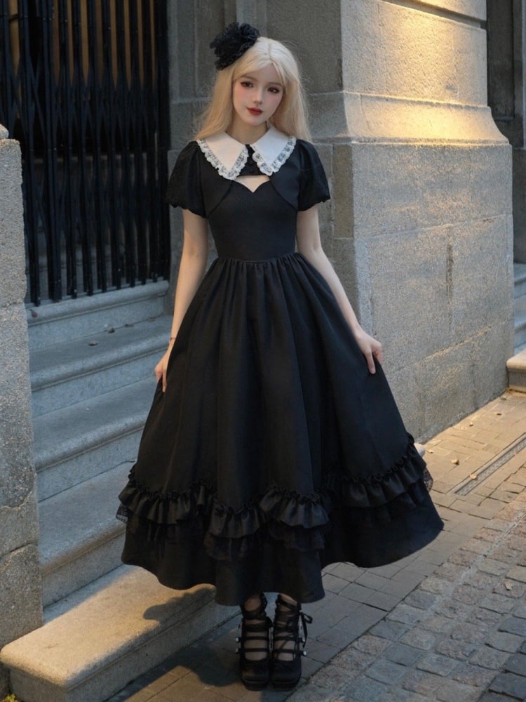 Schwarzes klassisches Lolita-Kleid mit dünnen Schulterträgern und gewelltem Ausschnitt