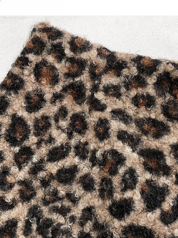Kaffeefarbener Leoparden-Fleecerock mit zotteligem Futter