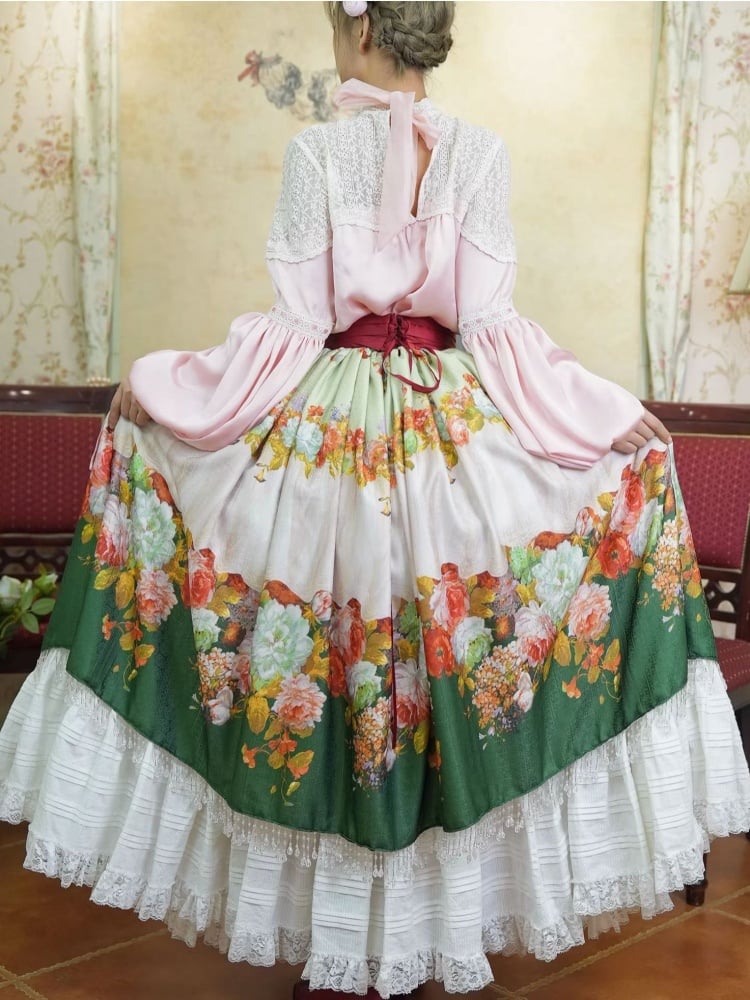 Pinke Poet-Bluse, grüner Rock mit Kristallquaste und Blumenmuster