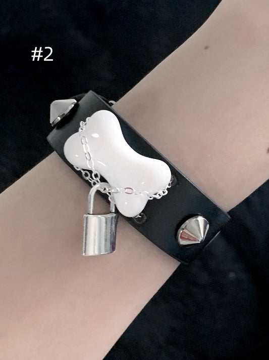 ロック/キーチャーム付きブラックパンクスタッドボーンブレスレット