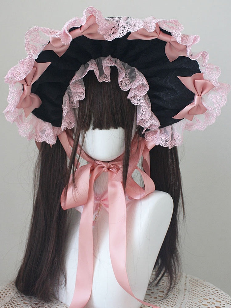 Bonnet rose avec détails en dentelle et nœud papillon