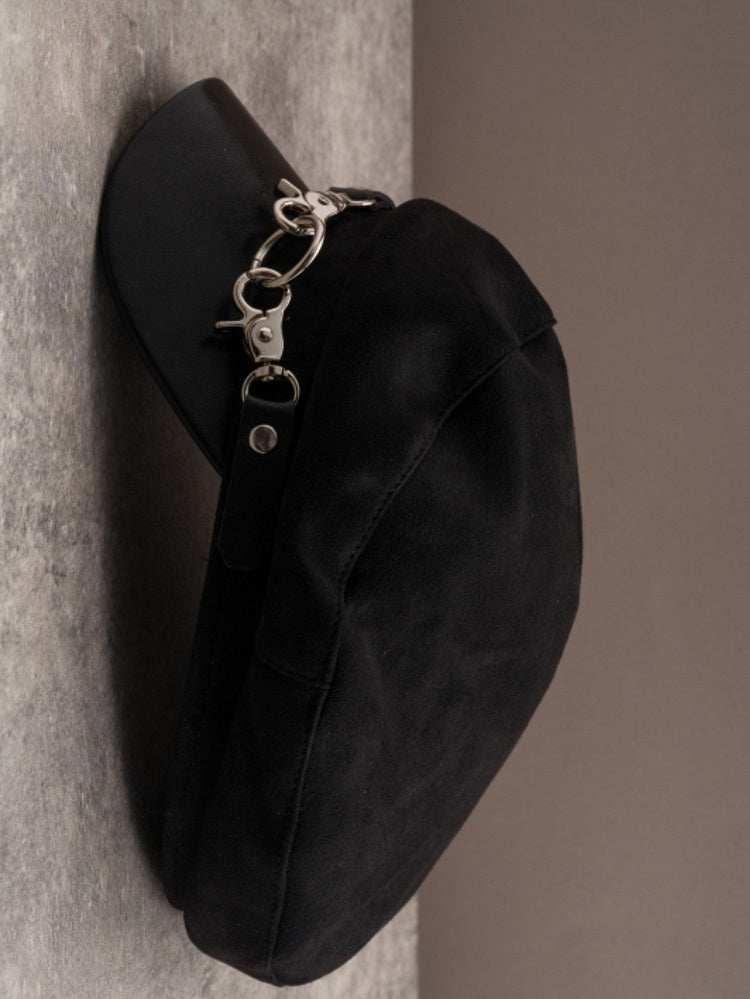 Baretthut mit Gothic-Schnallen in Schwarz