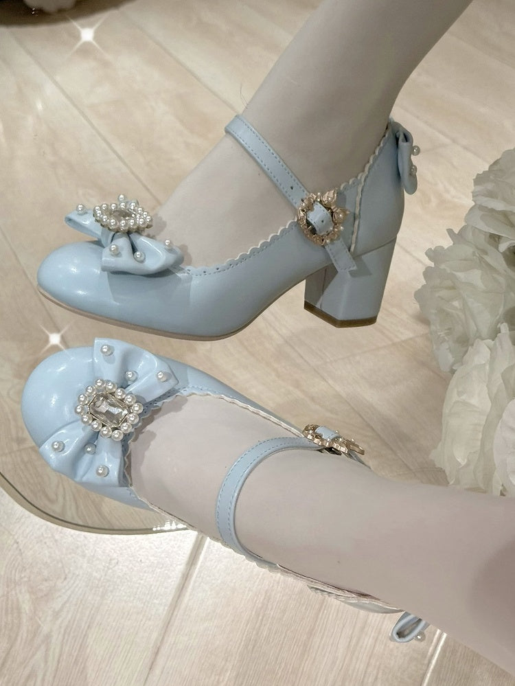 Runde Mary-Toe-Schuhe mit verziertem Lolita-Strass und Details, Schleife und Perlen in Blau