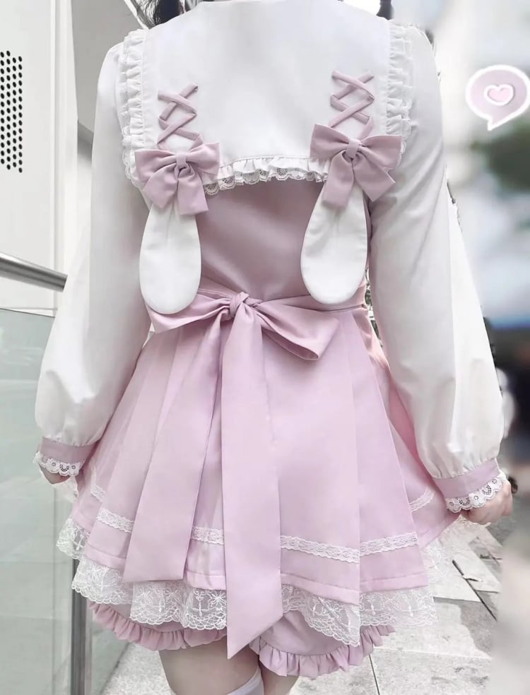 うさぎ耳、セーラーカラードレス、フリルトリム、ショートパンツ、蝶ネクタイ