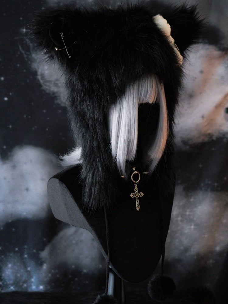 Pin mit Katzenknochen-Pompon-Applikation, Plüschohrhut, verziert mit Charms, schwarzes Skelett, Gothic
