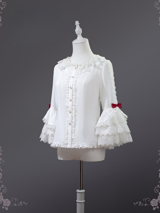 Weiße Lolita-Bluse mit Spitzenkragen und mehrlagigen Spitzen-Glockenärmeln