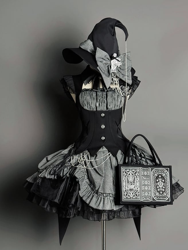 Sac à main brodé avec livre de magie noire