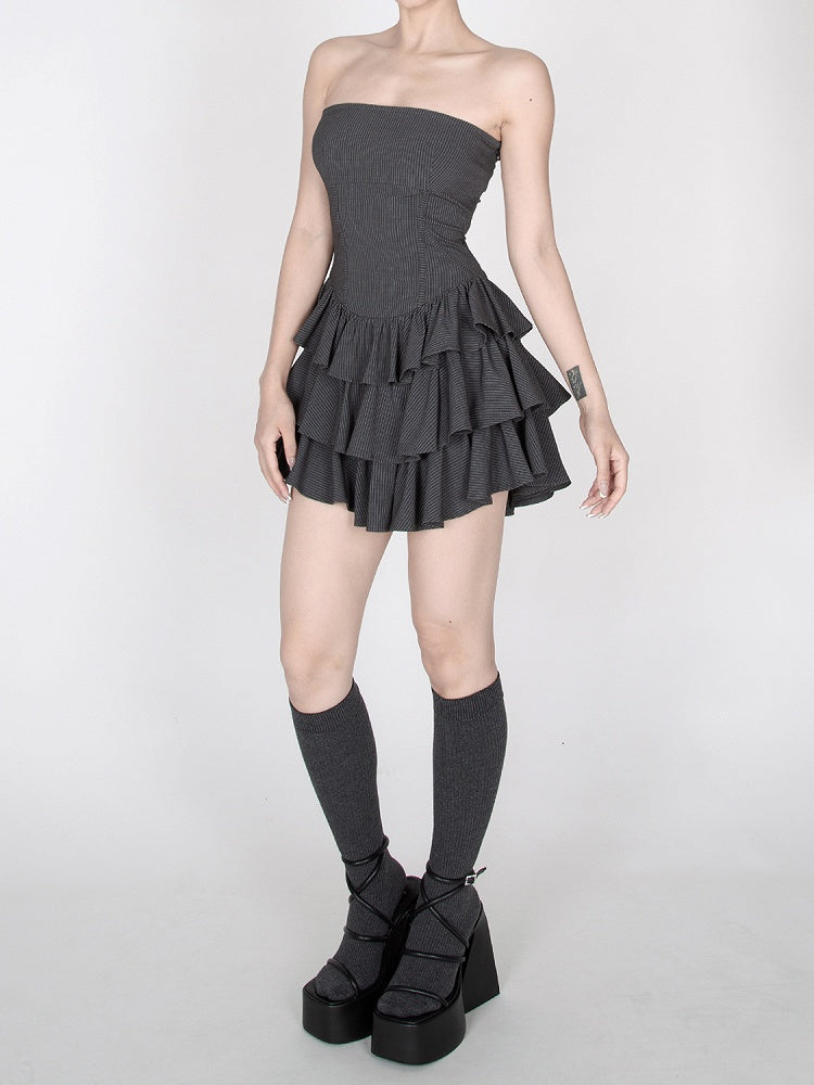 ダークグレーのストライプ柄ティアードフリルミニスカートストラップレスドレス