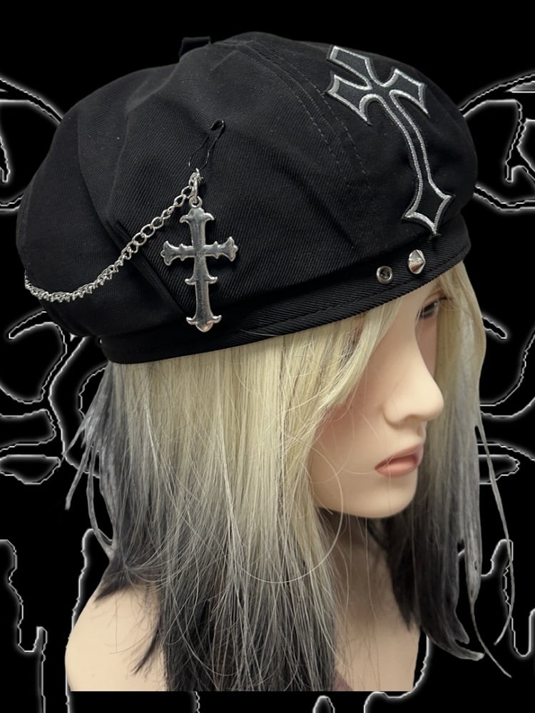 Punk-Baskenmütze mit schwarzer Kreuz-Applikation und Kreuzkettendetail
