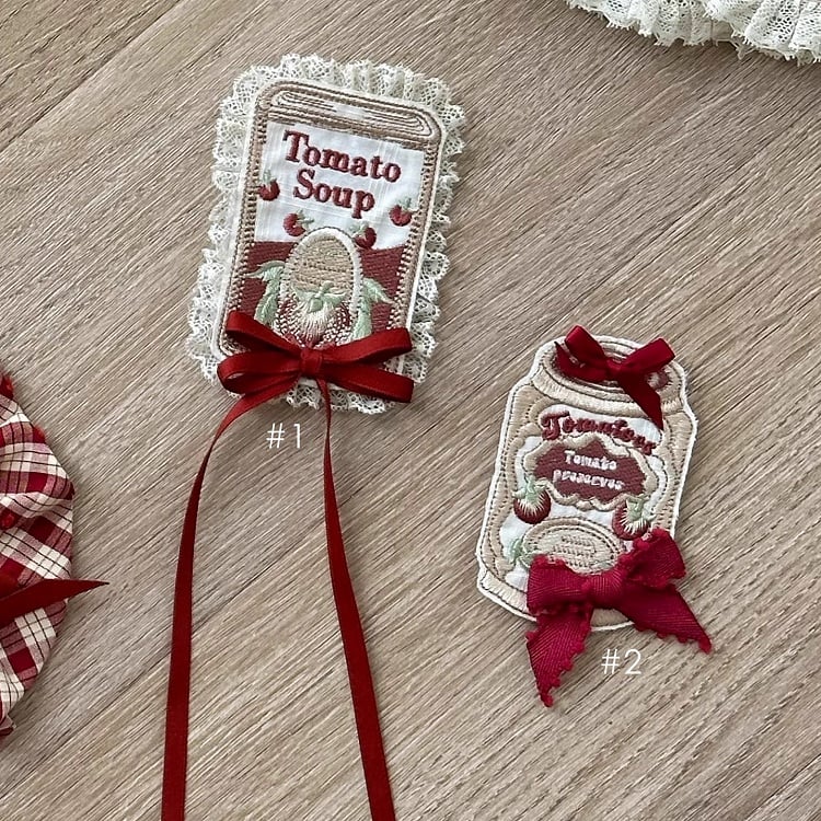 Stickerei-Brosche mit Tomatenkonserven