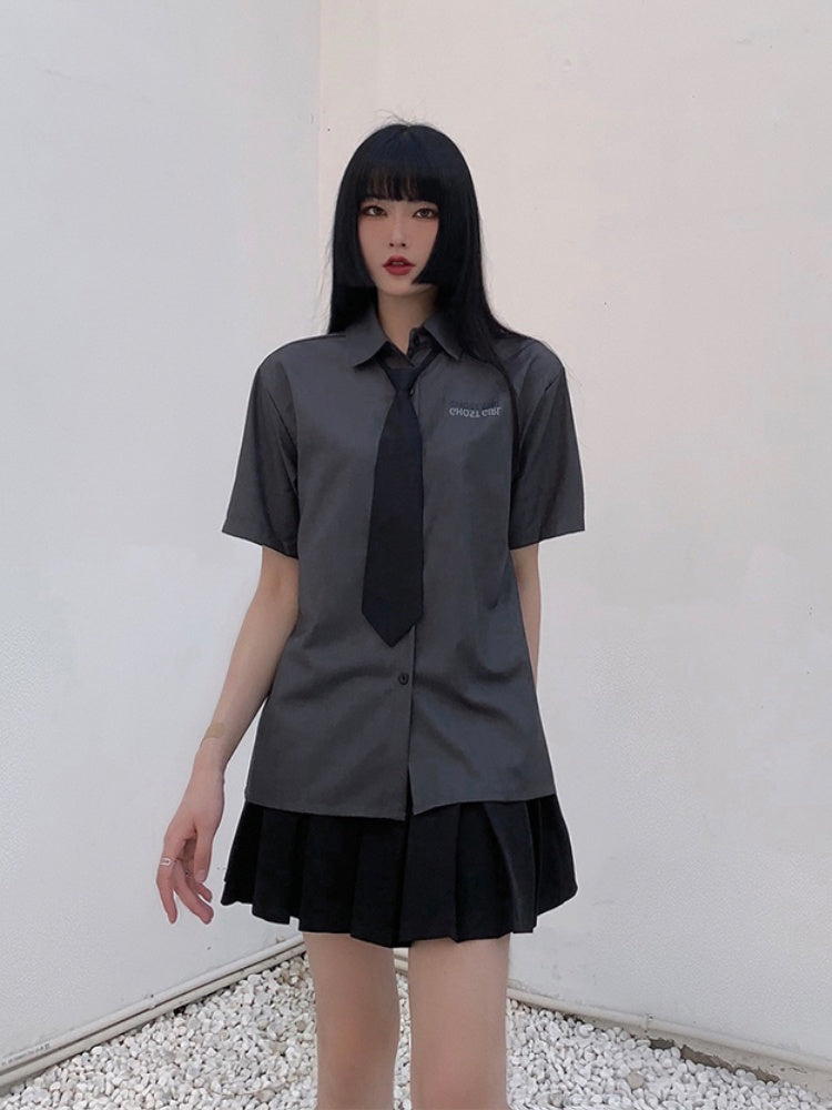 Graues adrettes JK-Uniformhemd mit Krawatte