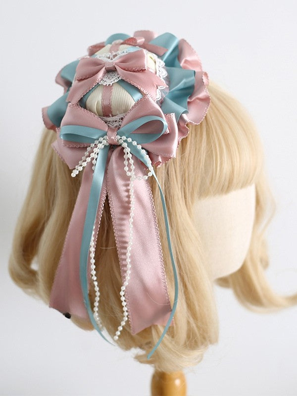 Mit rosa-blauem Mini-Lolita-Hut mit Perlen, süß verzierten Details und Schleifenclips