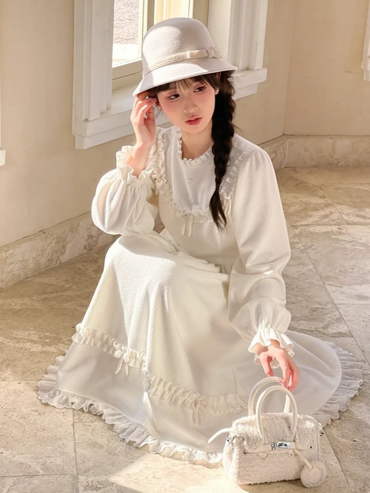 Robe à manches longues et col à volants avec nœud blanc