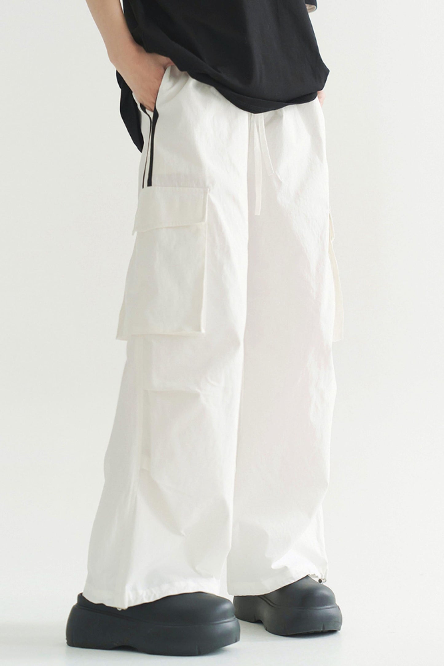 Loose-fit multi-pocket pants