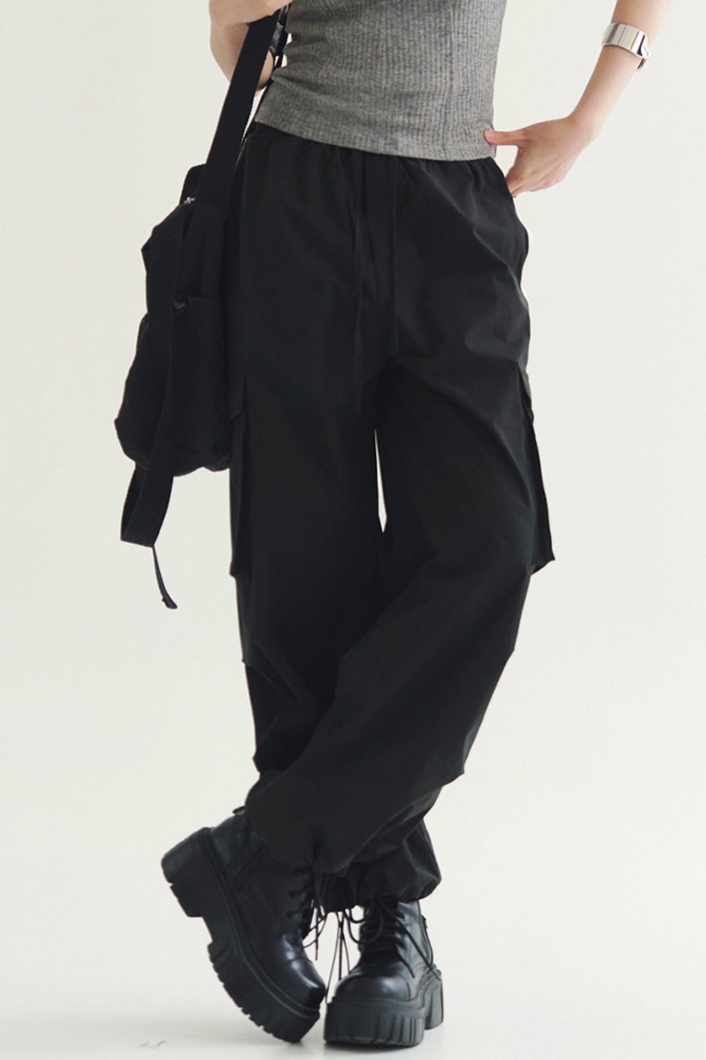 Loose-fit multi-pocket pants