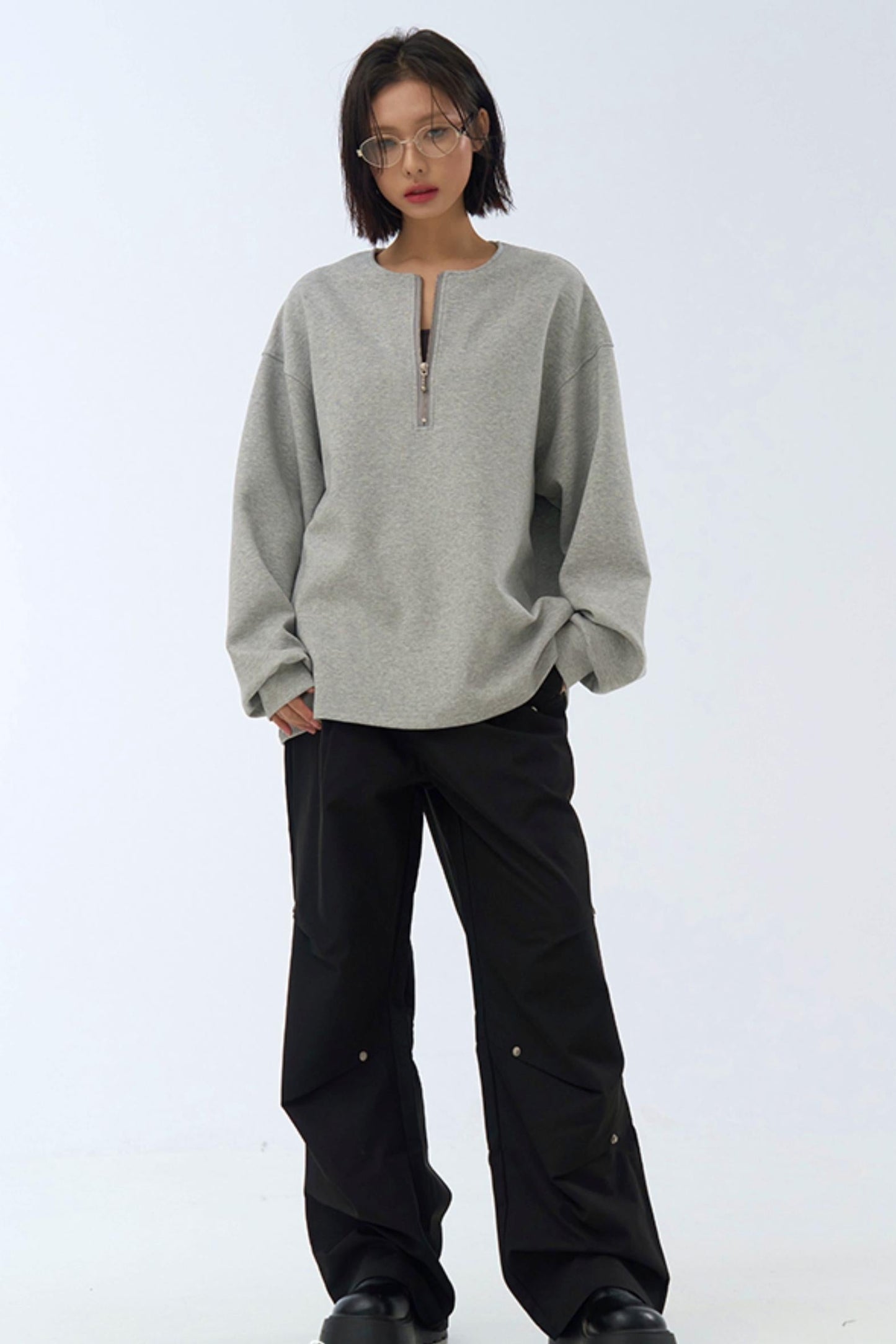 Relaxed pants fit leg pleated