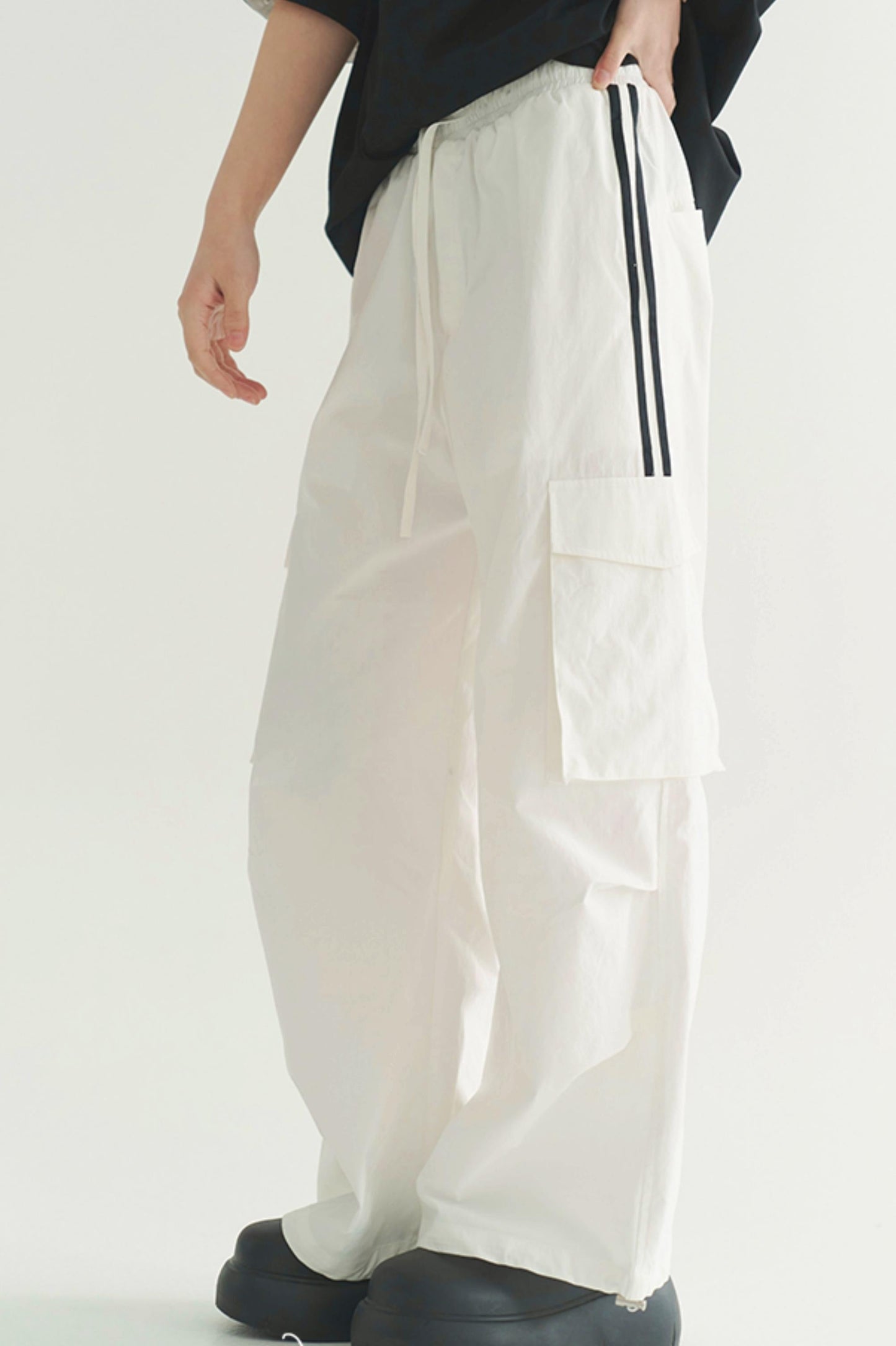 Loose-fit multi-pocket pants