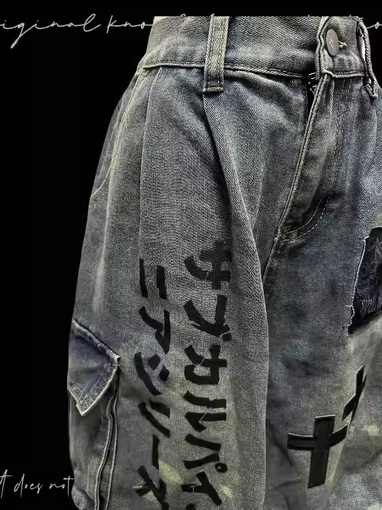 Leichte, weit geschnittene Jeans mit Applikationen im Punk-Stil in Blau mit Used-Look