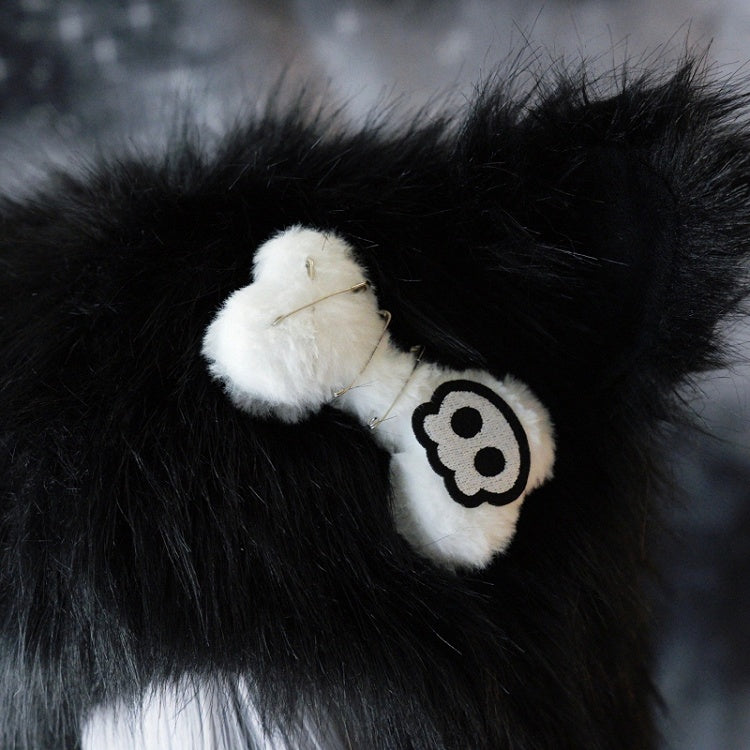 Pin mit Katzenknochen-Pompon-Applikation, Plüschohrhut, verziert mit Charms, schwarzes Skelett, Gothic