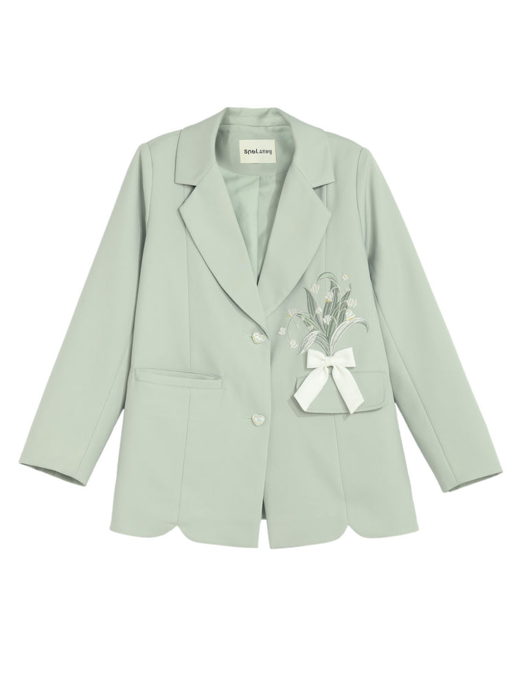 Blazer mit Blumenstickerei und grünen herzförmigen Knöpfen