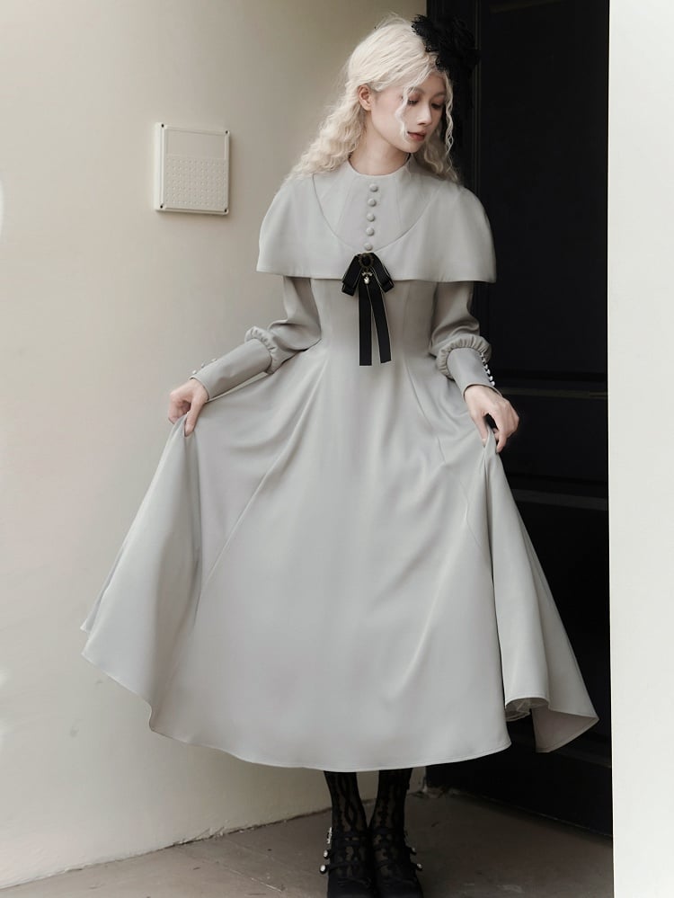 Robe grise élégante à manches longues et cape style gothique lolita