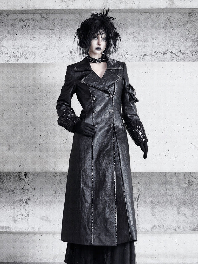 Schwarzer Trenchcoat aus Gothic-Rissleder mit kuscheligem Fleecefutter
