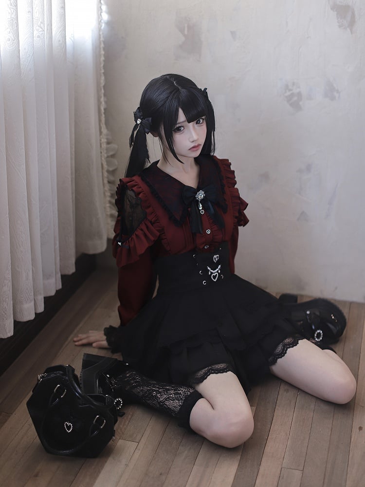 Spitzes, flaches, schwarzes Jirai Kei und gotische Schultern mit rotem Kragenausschnitt und Spitzeneinsatzbluse
