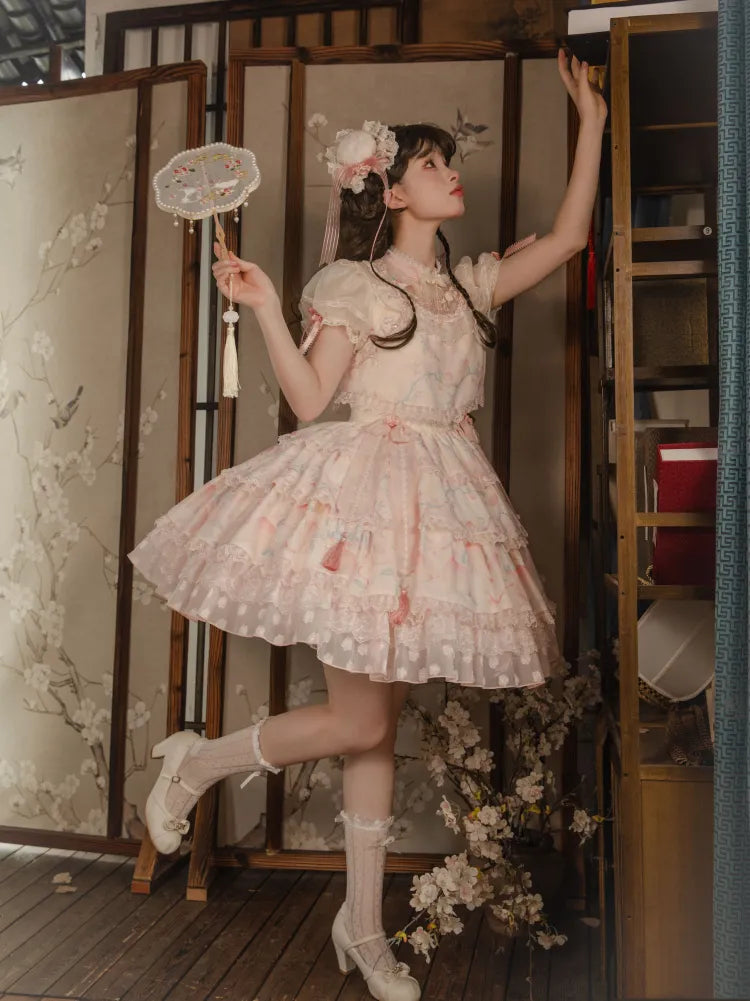 ピンクのティアードスカートQiロリータドレス。首元に繊細な桃色と桃の花の刺繍。