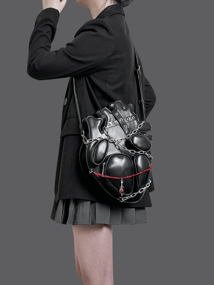Schwarze Gothic-Herztasche mit Nietendetail und Kette