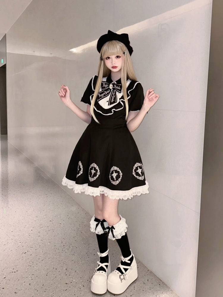 Robe croisée noire Jirai Kei à volants et bordure en dentelle avec traîne à gros nœud