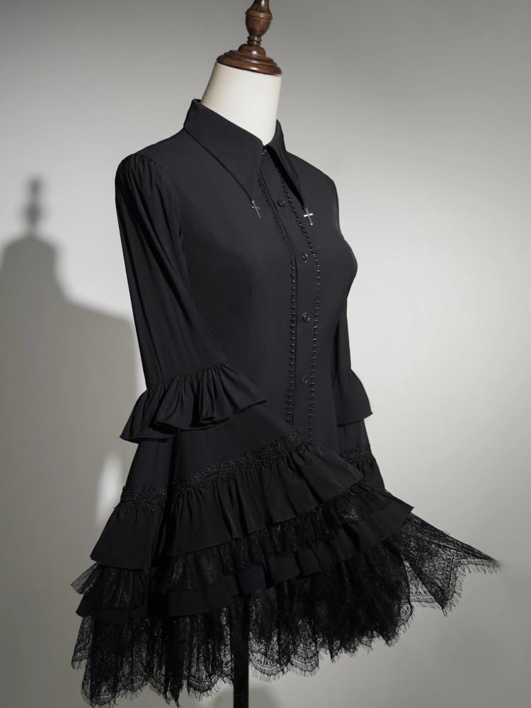 Schwarzes Gothic-Lolita-Hemd mit Glockenärmeln und Kreuzanhänger und spitzem Kragen
